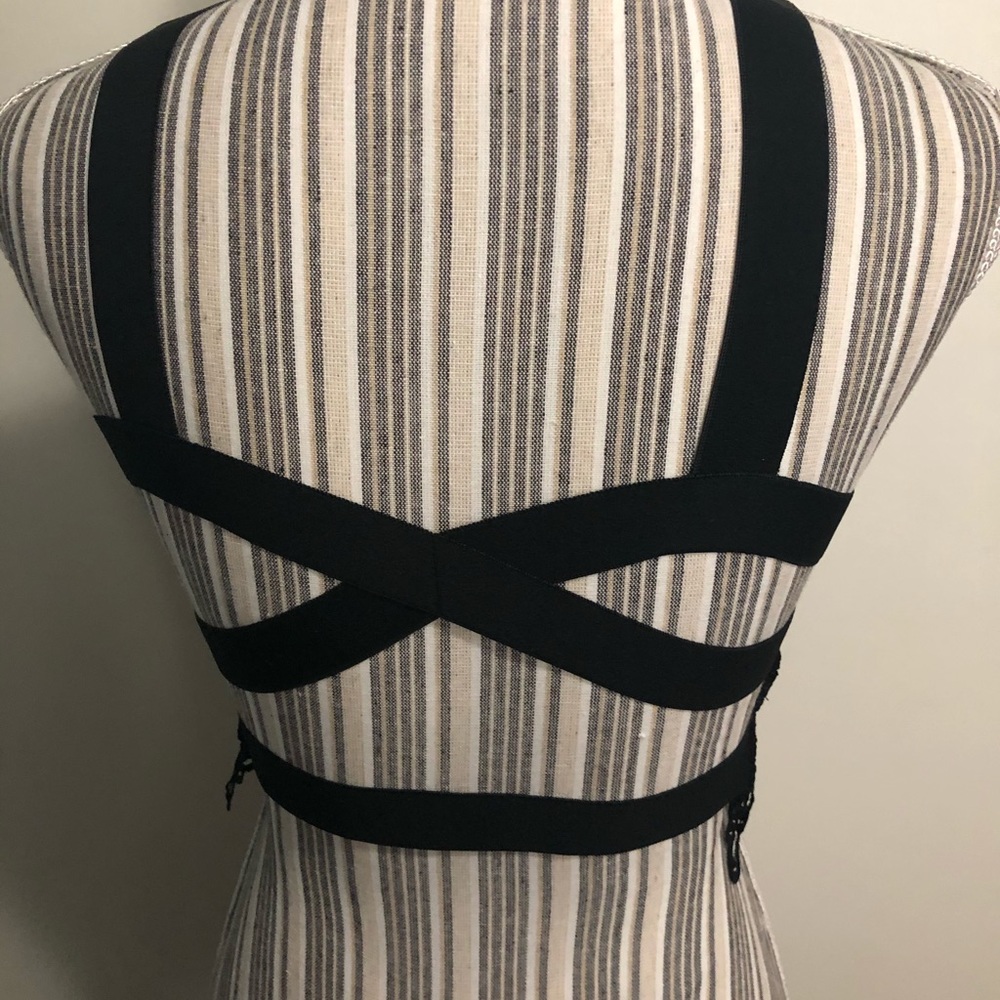 Crocheted crop top - Picture 3 of 3